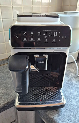 Philips Series 3200 Kaffeevollautomat LatteGo, digital, AquaClean, 5 Getränke  Bild 2