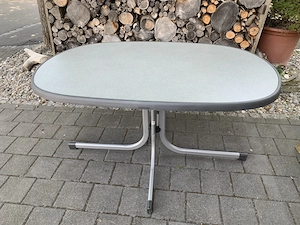 Garten-  Terrassentisch praktisch und platzsparend