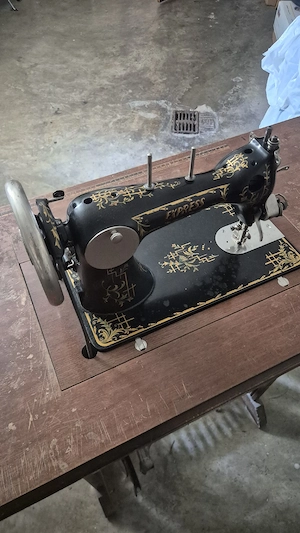 Alte Bobbin Express Nähmaschine mit Tretgestell Bild 5