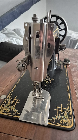 Alte Bobbin Express Nähmaschine mit Tretgestell Bild 4