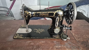 Alte Bobbin Express Nähmaschine mit Tretgestell Bild 2