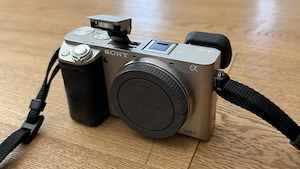 Sony Alpha a6000 24,3MP Gehäuse body | silber | Zubehörpaket | Orignalverpackung Bild 5