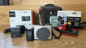 Sony Alpha a6000 24,3MP Gehäuse body | silber | Zubehörpaket | Orignalverpackung