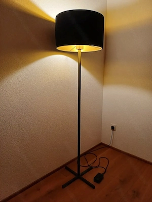 schwarze Stehlampe aus Juppenstoff von Strolz Leuchten