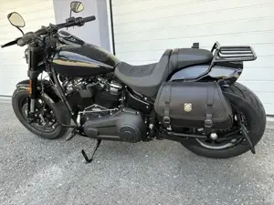 Harley-Davidson Softail Fat Bob 114 FXFBS | Vivid Black | Jekill  Hyde Bild 4