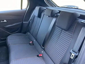Peugeot 208  Bild 8