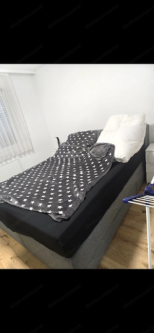 Bett und Nachtkommode