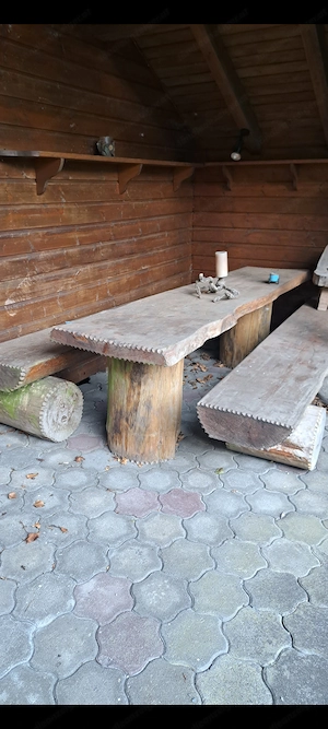 Robuster Holztisch mit Holzbänken