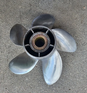 High Five Edelstahlpropeller f. Mercruiser Alpha One. Bild 2