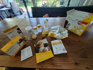 Medela Fläschchen, Calma, Milchpumpe Harmony und umfangreiches Zubehör 