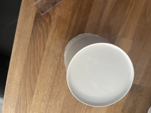 Weiße Deko-Vasen mit Lochmuster 15 cm hoch Bild 3