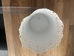 Weiße Deko-Vasen mit Lochmuster 15 cm hoch Bild 4
