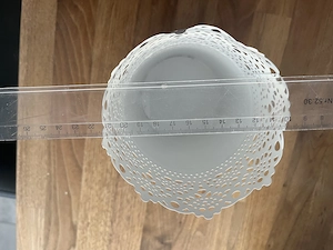 Weiße Deko-Vasen mit Lochmuster 15 cm hoch Bild 5