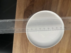 Weiße Deko-Vasen mit Lochmuster 15 cm hoch Bild 2