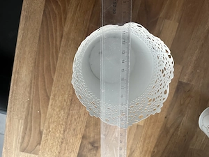 Weiße Deko-Vasen mit Lochmuster 15 cm hoch Bild 6
