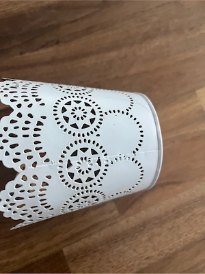 Weiße Deko-Vasen mit Lochmuster 9 cm hoch Bild 6