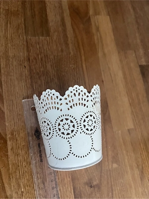 Weiße Deko-Vasen mit Lochmuster 9 cm hoch Bild 5