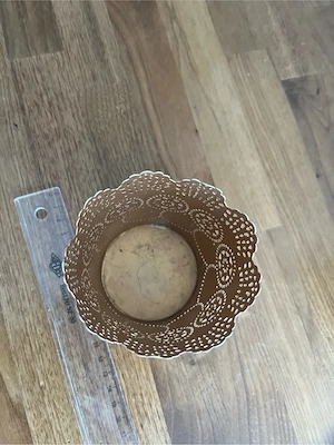 Weiße Deko-Vasen mit Lochmuster 9 cm hoch Bild 3