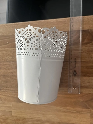 Weiße Deko-Vasen mit Lochmuster 15 cm hoch Bild 8