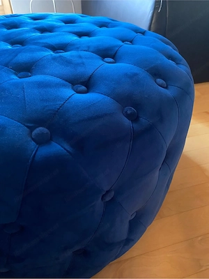 Blauer Hocker aus Samtstoff Bild 2