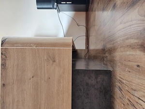 Verkaufe ein sehr gut erhaltenes Bett in schöner, natürlicher Holzoptik mit schwarzen Akzenten. Das  Bild 3
