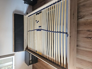 Verkaufe ein sehr gut erhaltenes Bett in schöner, natürlicher Holzoptik mit schwarzen Akzenten. Das  Bild 5