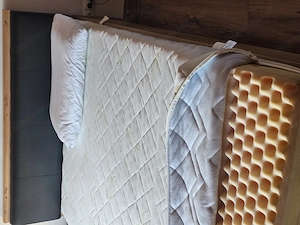 Verkaufe ein sehr gut erhaltenes Bett in schöner, natürlicher Holzoptik mit schwarzen Akzenten. Das  Bild 2