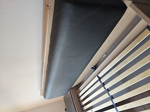 Verkaufe ein sehr gut erhaltenes Bett in schöner, natürlicher Holzoptik mit schwarzen Akzenten. Das  Bild 4