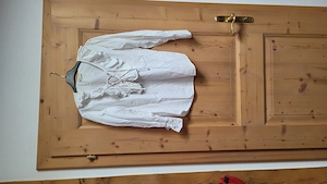 Langärmlige Trachtenbluse zum Zuschnüren