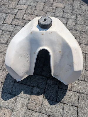 Suzuki DR 600   500 Kunststofftank  Bild 4