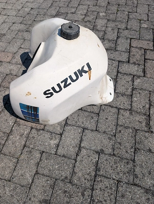 Suzuki DR 600   500 Kunststofftank  Bild 5