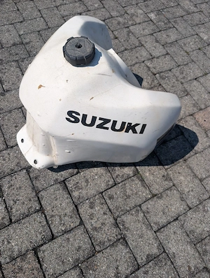 Suzuki DR 600   500 Kunststofftank  Bild 3