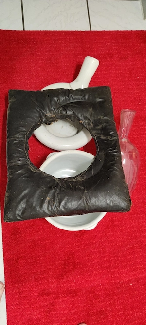 Altes holzklo, abgelaugt, mit Keramikschüssel und Urin Glasflasche Bild 2