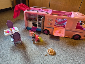 Barbie Camper mit viel Zubehör Bild 3