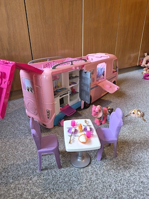 Barbie Camper mit viel Zubehör Bild 8