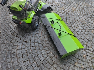 Zipper ZI-KM1000 Benzin-Kehrmaschine + Schneeschild   wie neu Bild 4