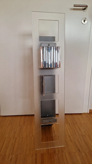 CD-Ständer aus Acrylglas und Metall Bild 4