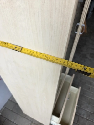 Glasvitrine aus hellem Holz Bild 6