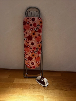 Bügelbrett mit Bügeleisen
