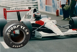 GOODYEAR Original Formel 1 Hinterreifen aus den 1990er Jahren Bild 5