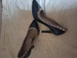 Getragene High Heels mit Nieten für Liebhaber Bild 2