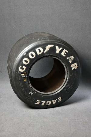 GOODYEAR Original Formel 1 Hinterreifen aus den 1990er Jahren Bild 6