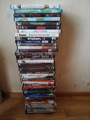 Fernseher mit DVD Player und DVDs  Bild 2