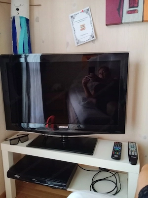 Fernseher mit DVD Player und DVDs  Bild 4
