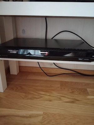 Fernseher mit DVD Player und DVDs  Bild 3