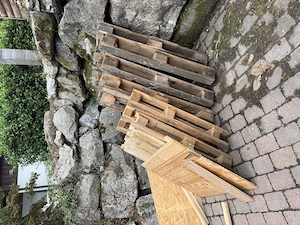 Paletten und Holzreste