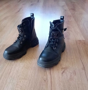 Ich verkaufe Schuhe.