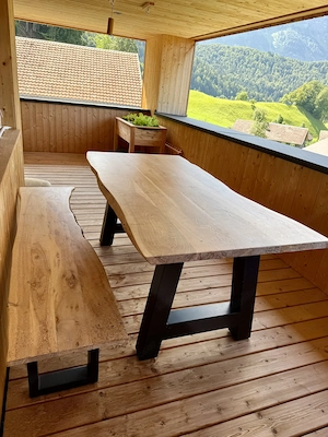 Massiver Baumkantentisch mit passender Bank