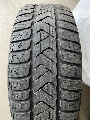 Abgefahrene Pirelli Winterreifen auf Stahlfelgen Bild 2