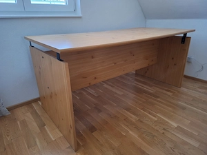 Schreibtisch mit Rollkasten zu verschenken  Bild 2